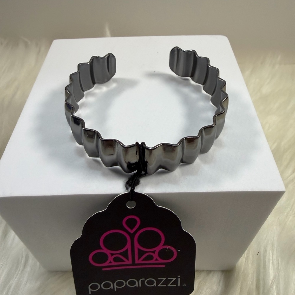 🩷5/$10🩷 Paparazzi Metallic Gunmetal Wave Cuff Bracelet